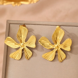 Elegant gold flower ring with textured petals and open-end minimalist design