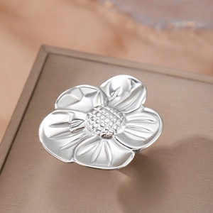 Minimalist 18K stainless steel sunflower ring with textured petal details and silver finish