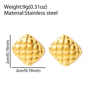 Detailed size view of golden quilted square earrings in stainless steel, 2cm x 2cm