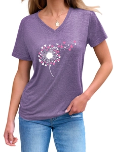 Détail du t-shirt à col en V avec imprimé pissenlit cœur sur tissu coton violet chiné