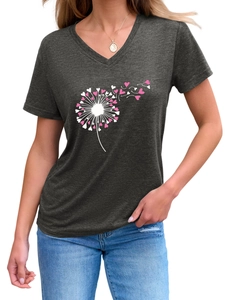 Détail de l'imprimé pissenlit cœur sur tissu gris anthracite doux de t-shirt col en V