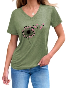 Détail d'un T-shirt vert à col en V avec imprimé pissenlit cœur rose sur un mannequin femme