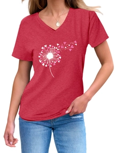 Détail d'un t-shirt rouge à col en V avec un imprimé graphique de pissenlit en forme de cœur