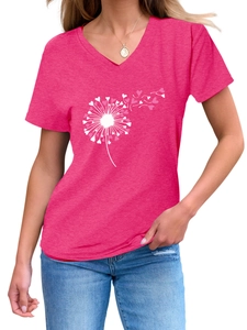 Détail du t-shirt rose à col en V avec motif pissenlit et cœurs au style décontracté