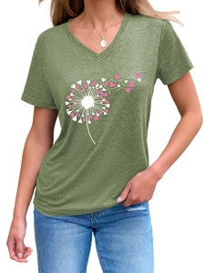 Détail du t-shirt col V vert armée avec motif pissenlit cœur et texture de tissu chiné