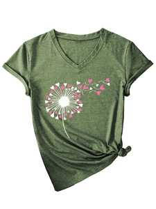 Détail du t-shirt col en V vert olive avec imprimé pissenlit cœur et nœud latéral