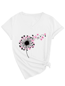 Détail d'un t-shirt blanc col V avec imprimé pissenlit en cœurs roses et nœud stylé à l'ourlet