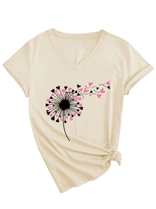 Détail du T-shirt col en V avec imprimé pissenlit cœur et ourlet noué stylé