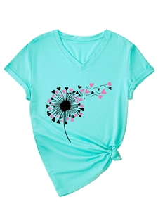 Détail d'un t-shirt à col en V turquoise avec imprimé pissenlit cœur et noeud latéral