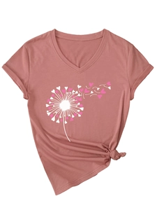 Détail du t-shirt col en V vieux rose avec imprimé pissenlit cœur et nœud latéral