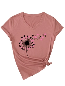 Détail du t-shirt rose à col en V avec imprimé pissenlit et nœud sur le côté