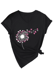 Gros plan sur l'imprimé cœur pissenlit et le nœud latéral du t-shirt noir à col en V