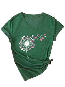 Détail du t-shirt col V avec motif pissenlit cœur et ourlet noué très élégant