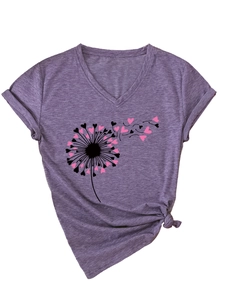 Détail du t-shirt violet col en V avec motif pissenlit cœur et ourlet noué stylé