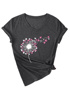 Détail du t-shirt col en V gris foncé avec imprimé pissenlit cœur et nœud latéral