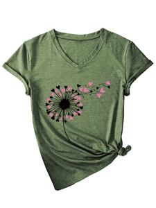 Détail d'un t-shirt col en V vert foncé avec imprimé pissenlit cœur et nœud sur le côté