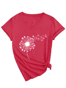 Détail du t-shirt rouge à col en V avec imprimé cœur pissenlit et nœud latéral élégant