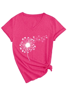 Détail du t-shirt rose à col en V avec imprimé pissenlit cœur et nœud élégant à l'ourlet