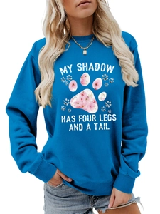Dettaglio della felpa girocollo blu con stampa My Shadow Has Four Legs and A Tail