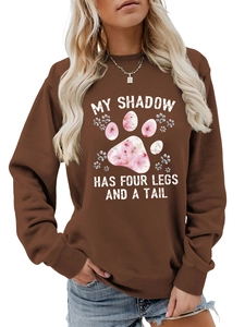 Dettaglio felpa marrone con stampa My Shadow Has Four Legs e motivo a zampa floreale rosa