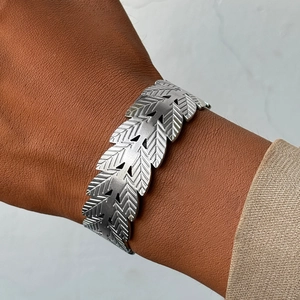 Adjustable silver leaf ring in stainless steel with detailed feather texture for women