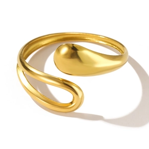 Detail eines 18K vergoldeten Edelstahl-Armreifs mit Tropfenform und Spiegelglanz