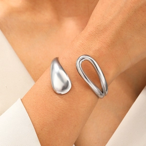 Retro 18K Edelstahl Armreif mit Tropfenform und hohlem ovalem Design für Damen