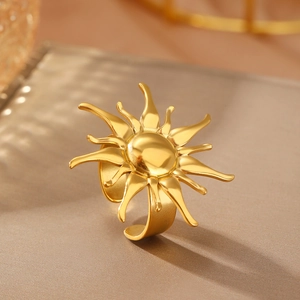Eleganter goldener Sonnenblumen Ring mit doppellagigem, offenem Design für Damen