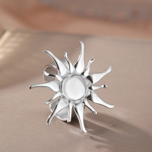 Makroaufnahme eines Sonnenstrahl-Rings mit polierten Strahlen und verstellbarem Design
