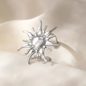 Silberner Sonnenblumen-Ring aus Edelstahl, offenes Design auf cremefarbenem Satin