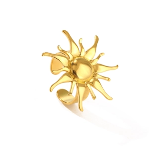 Polierter goldener Sonnenblumen-Sternenring aus Edelstahl auf weißem Hintergrund