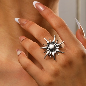Zweilagiger Edelstahlring mit Sonnenstrahl-Design und strahlendem Sternenmuster