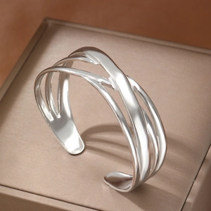Bracciale rigido aperto a strati incrociati in argento lucido con finitura a specchio