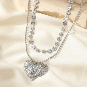 Collana a doppio strato in acciaio argento con pendente a cuore testurizzato su raso