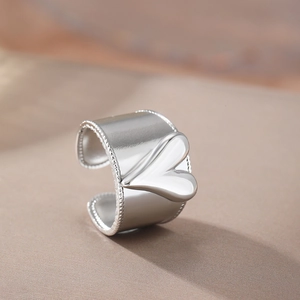 Bague large minimaliste en acier inoxydable argenté avec cœur et bords perlés