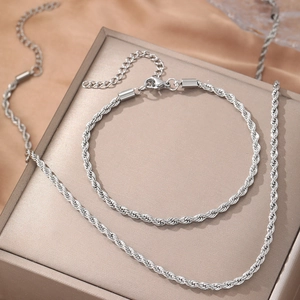 Collier chaîne corde en acier inoxydable argenté avec fermoir sur boîte en satin