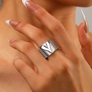 Bague cœur en argent poli avec bords perlés et anneau large pour un style minimaliste