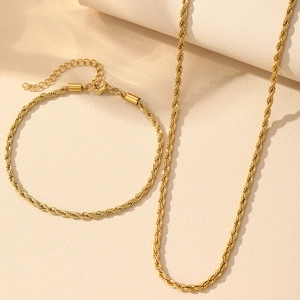 Détail du set collier et bracelet chaîne corde en or 18k avec texture torsadée mate