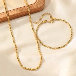 Détail d'un ensemble collier et bracelet en maille corde en acier inoxydable doré 18 carats