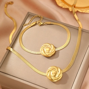 Parure vintage dorée avec collier et bracelet à pendentifs spirales sur soie chic