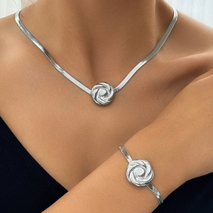Détail du collier pendentif rose argent vintage et bracelet chaîne serpent sur modèle