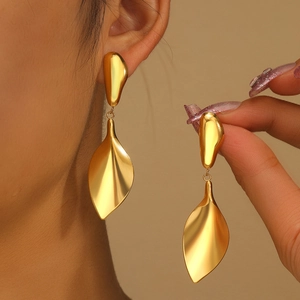 French Retro Geometric Leaf Pendant Drop Earrings Stainless Steel Minimalist Liquid Metal Style For Women