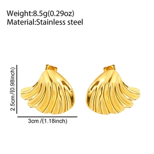 Détails macro de boucles d'oreilles éventail en or 18k avec dimensions et poids