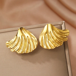 Boucles d'oreilles en acier inoxydable doré 18k forme éventail avec texture striée chic