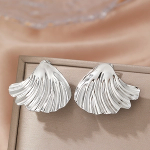Boucles d'oreilles éventail plaquées or 18k avec texture coquillage sur velours champagne