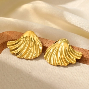 Vue détaillée de boucles d'oreilles dorées en forme d'éventail avec texture plissée