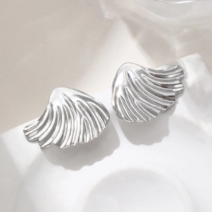 Boucles d'oreilles argentées minimalistes en éventail avec texture ondulée