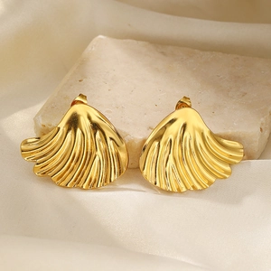 Détail des boucles d'oreilles en éventail plaquées or 18 carats à texture radiale