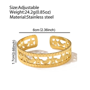 Vista dettagliata di un bracciale regolabile in acciaio inossidabile placcato oro 18K
