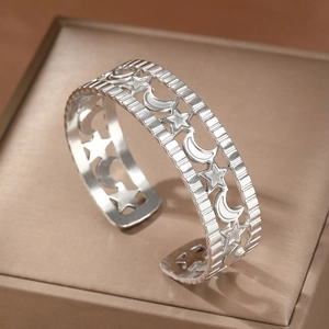 Bracciale rigido aperto in argento lucido con intagli di stelle e luna moda